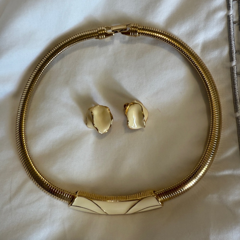 Vintage Trifari Gold-Tone cream white Necklace & Clip-On Earring Set